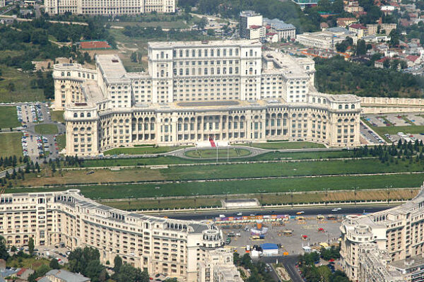 Bucarest "La piccola Parigi dei Balcani", 04 giorni e 03 notti, la visita guidata al Parlamento e alla Villa di Ceausescu, da € 450,00 - immagine 3