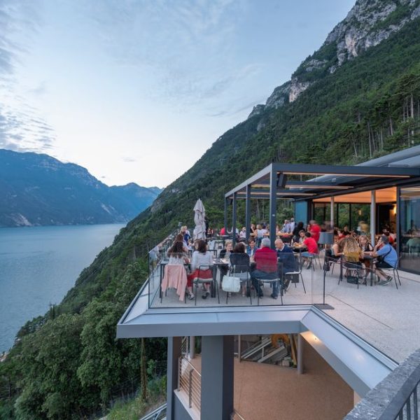 A Riva del Garda (TN), con Ascensore panoramico e aperitivo all'italiana con vista sul Garda - immagine 5
