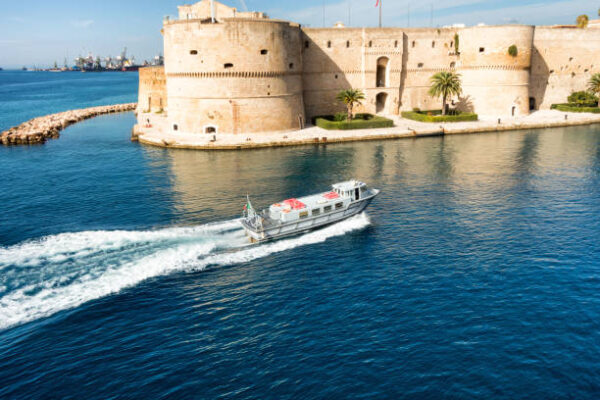 Nel mare di Taranto in barca didattica
