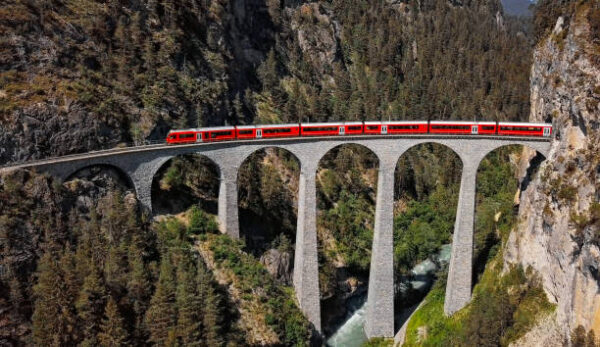 Tour Lombardia e Svizzera, 05 giorni e 04 notti, con la meravigliosa esperienza del Trenino rosso del Bernina, da € 635,00 a persona tutto incluso - immagine 3